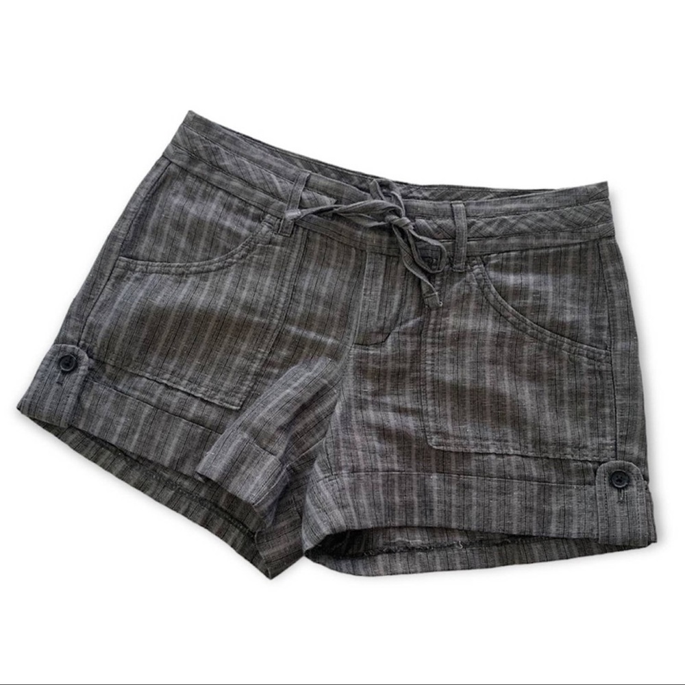 3. Banana Republic Low Rise Gray Striped Cuffed Shorts! Size 4P!
